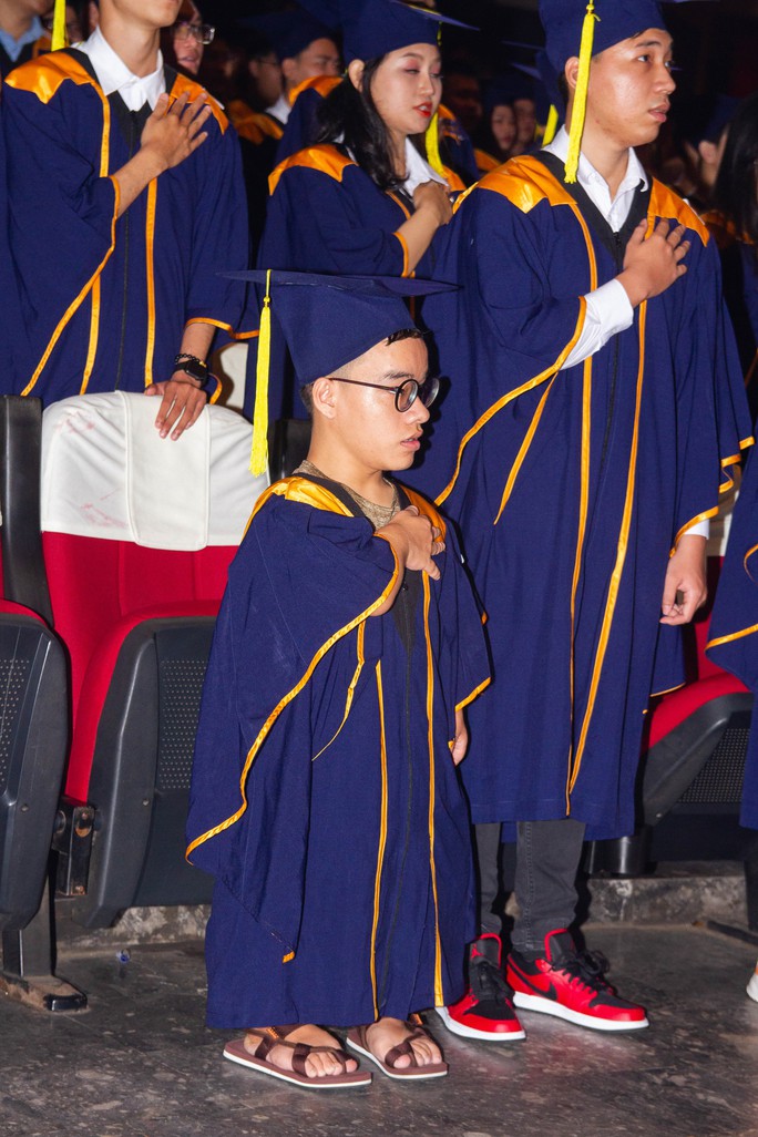 Xúc động hình ảnh hiệu trưởng “quỳ gối” trao bằng tốt nghiệp cho sinh viên đặc biệt - Ảnh 3.