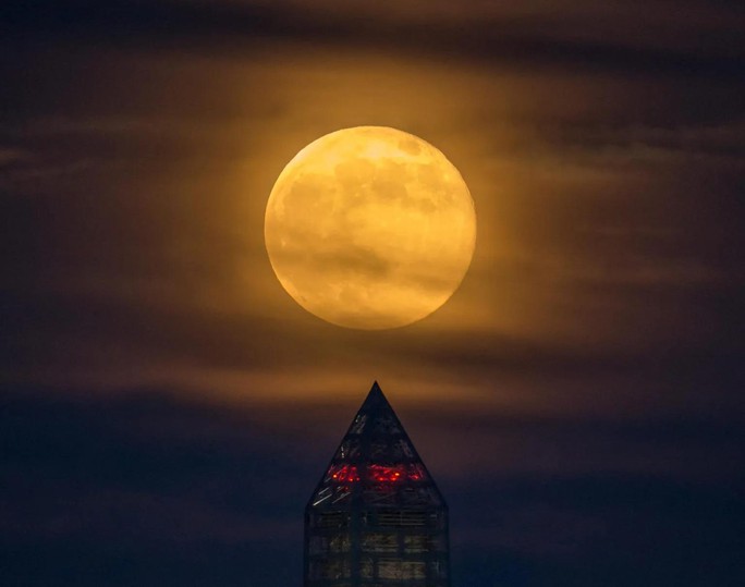 Một siêu trăng mọc trên đỉnh Đài tưởng niệm Washington - Ảnh: NASA