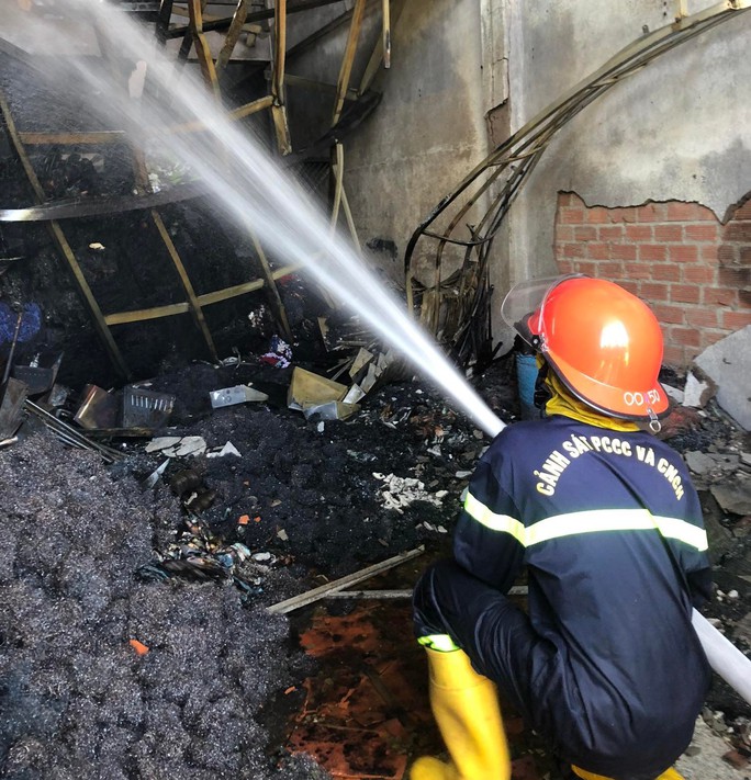 Ráo riết tìm nạn nhân trong đám cháy ở Ninh Thuận, xe gàu múc được huy động  - Ảnh 3.