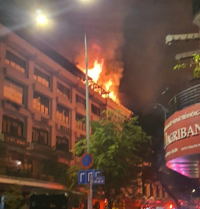 TP HCM: Cháy lớn kèm tiếng nổ trên sân thượng tòa nhà Seaprodex - Ảnh 1.