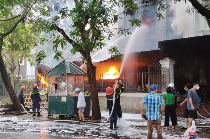Một cảnh sát PCCC bị bỏng khi chữa cháy tại căn biệt thự - Ảnh 1.