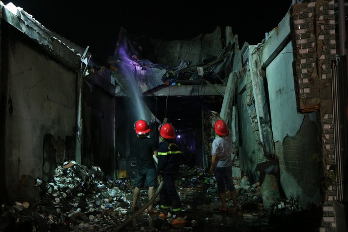 Huy động chó nghiệp vụ suốt đêm tìm các nạn nhân vụ cháy ở Ninh Thuận - Ảnh 1.