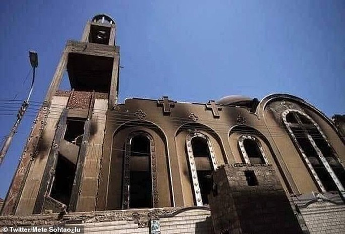 Cháy nhà thờ có 5.000 người bên trong, hơn 40 người thiệt mạng - Ảnh 2.