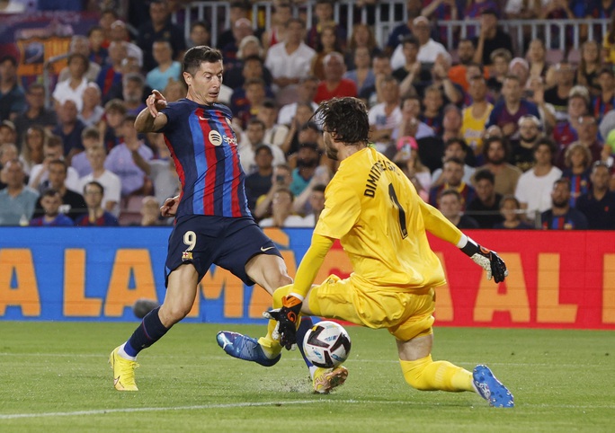 Barcelona mất điểm trước Vallecano, thót tim ngày khai mạc - Ảnh 2.