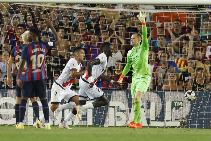 Barcelona mất điểm trước Vallecano, thót tim ngày khai mạc - Ảnh 5.