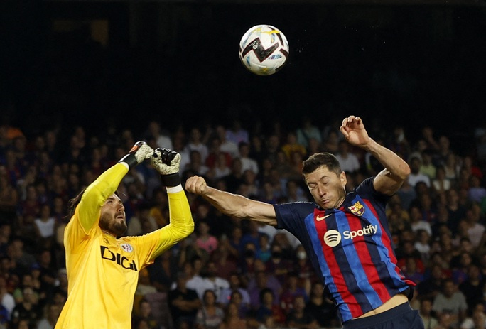 Barcelona mất điểm trước Vallecano, thót tim ngày khai mạc - Ảnh 3.