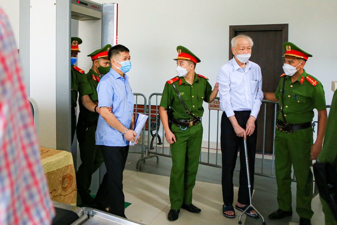 CLIP: Cựu bí thư Bình Dương Trần Văn Nam cùng các đồng phạm bị dẫn giải tới tòa - Ảnh 12.