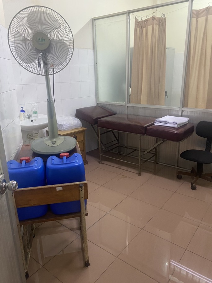 TP HCM: Trạm y tế ngay quận 1 bị ngập nước, mưa dột tứ bề - Ảnh 2. TP HCM: Trạm y tế ngay quận 1 bị ngập nước, mưa dột tứ bề - Ảnh 2.