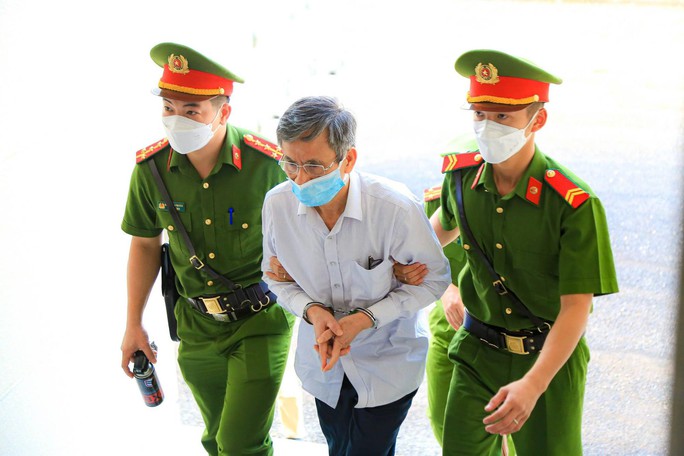 CLIP: Cựu bí thư Bình Dương Trần Văn Nam cùng các đồng phạm bị dẫn giải tới tòa - Ảnh 11.