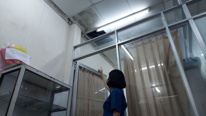 TP HCM: Trạm y tế ngay quận 1 bị ngập nước, mưa dột tứ bề - Ảnh 4. TP HCM: Trạm y tế ngay quận 1 bị ngập nước, mưa dột tứ bề - Ảnh 4.
