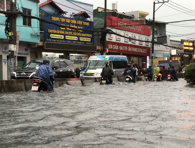 TP HCM lún trung bình 2 cm/năm, Chủ tịch Phan Văn Mãi ra chỉ đạo khẩn - Ảnh 1.