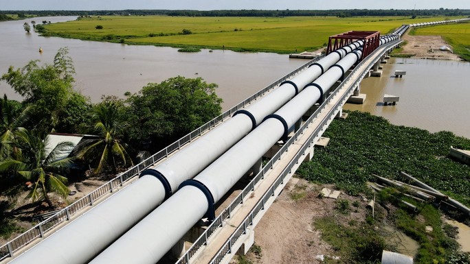 Đường ống thép khổng lồ đưa nước từ hồ Dầu Tiếng đến 2 huyện biên giới - Ảnh 1.