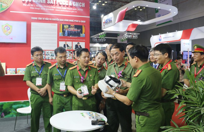 TP HCM: Các sản phẩm của Anh, Ấn, Úc, Nhật... khoe tài chữa cháy - Ảnh 1.