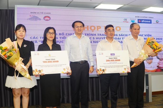 TP HCM trao tặng sách cho Thư viện các trường Tiểu học ở  ngoại thành - Ảnh 8.