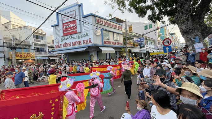 “Rồng xanh” dài 49 m diễu hành đường phố Phan Thiết - Ảnh 2.