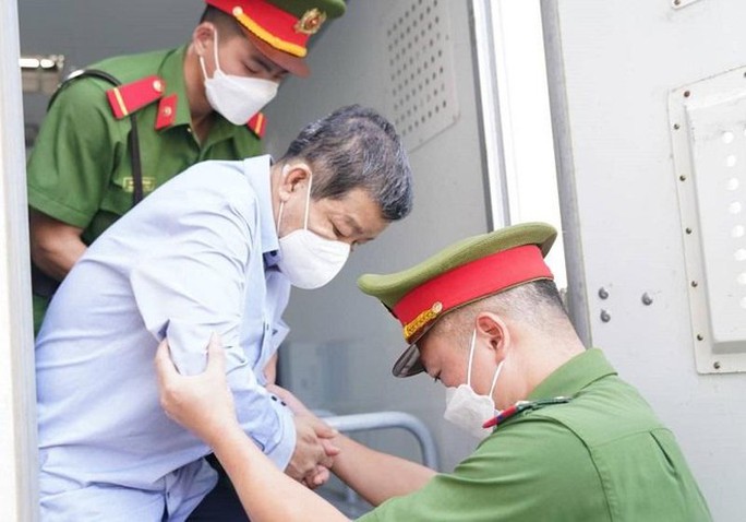 Cựu chủ tịch Bình Dương xin mức án nhẹ nhất để có cơ hội - Ảnh 1.