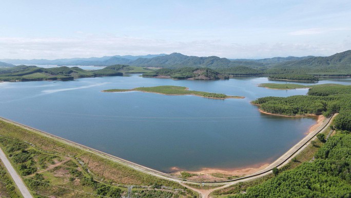Cá chết bất thường tại hồ nước sạch cung cấp cho hàng ngàn hộ dân TP Hà Tĩnh - Ảnh 4.