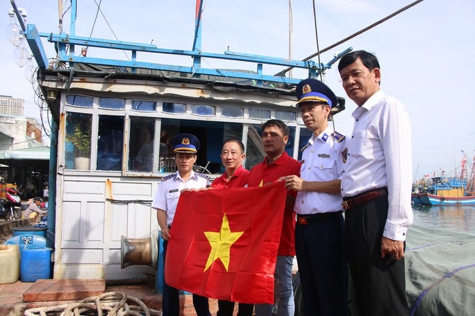 Ngư dân Bình Định xúc động đón nhận cờ Tổ quốc - Ảnh 5.