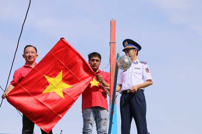 Ngư dân Bình Định xúc động đón nhận cờ Tổ quốc - Ảnh 6.