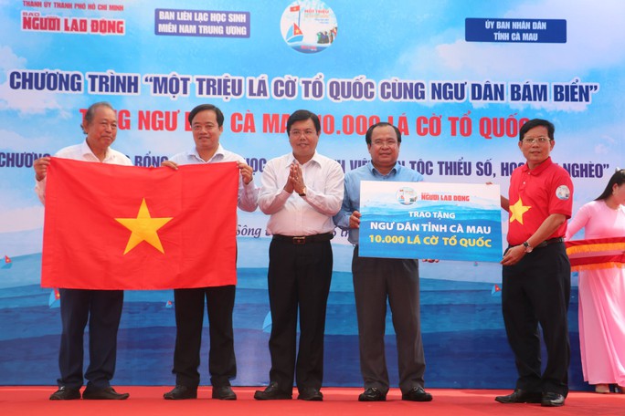 Trao 10.000 lá cờ Tổ quốc và 100 xe đạp tại Cà Mau - Ảnh 3.