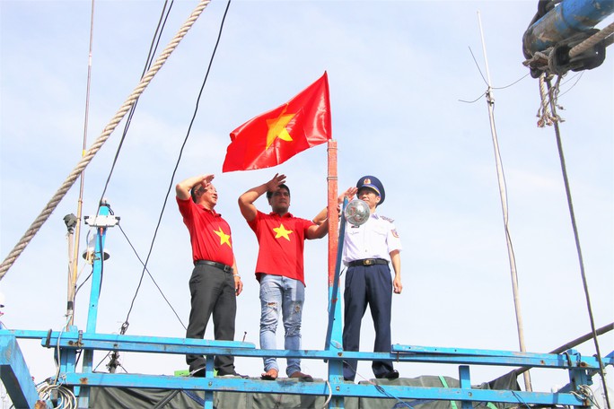 Ngư dân Bình Định xúc động đón nhận cờ Tổ quốc - Ảnh 8.