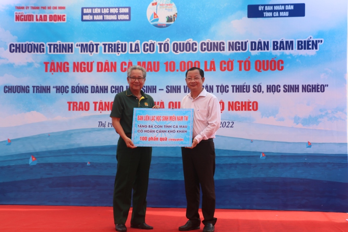Trao 10.000 lá cờ Tổ quốc và 100 xe đạp tại Cà Mau - Ảnh 10.