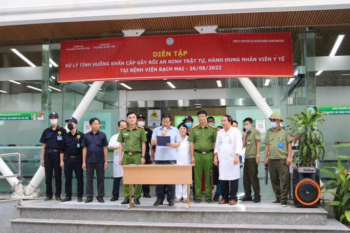 Tạm giữ hình sự đối tượng gây rối tại Bệnh viện Bạch Mai - Ảnh 2. Tạm giữ hình sự đối tượng gây rối tại Bệnh viện Bạch Mai - Ảnh 2.