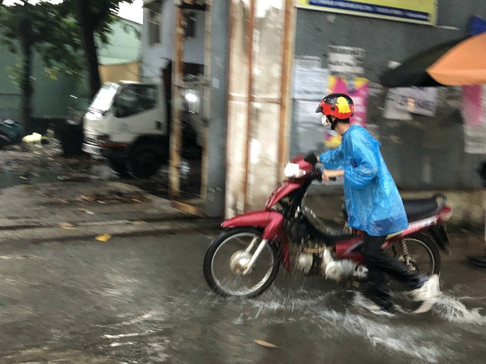 CLIP: Mưa lớn giờ tan tầm, người dân quận 12, TP HCM bì bõm lội nước về nhà - Ảnh 5.