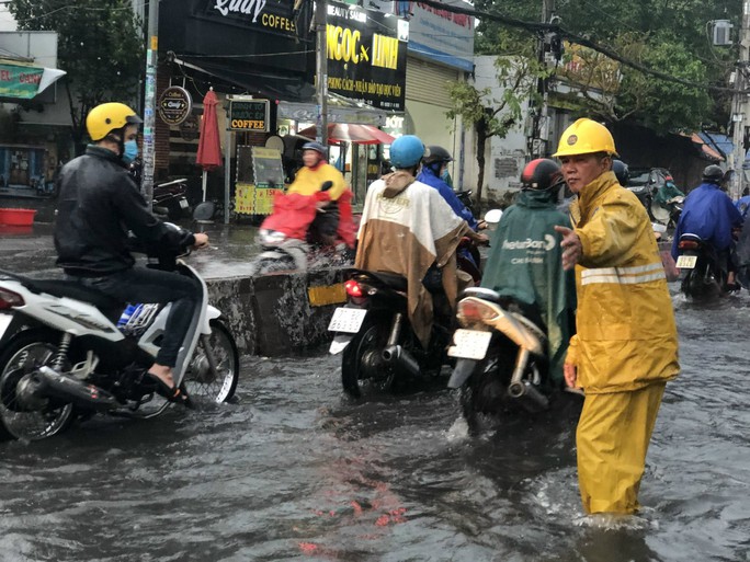 CLIP: Mưa lớn giờ tan tầm, người dân quận 12, TP HCM bì bõm lội nước về nhà - Ảnh 7.
