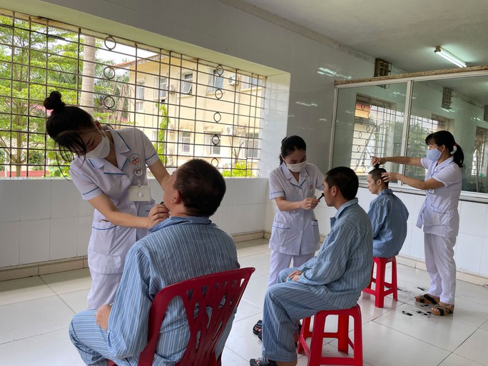 NHÂN VIÊN Y TẾ DỨT ÁO BỆNH VIỆN CÔNG (*): Làm sao giữ người? - Ảnh 1. NHÂN VIÊN Y TẾ DỨT ÁO BỆNH VIỆN CÔNG (*): Làm sao giữ người? - Ảnh 1.