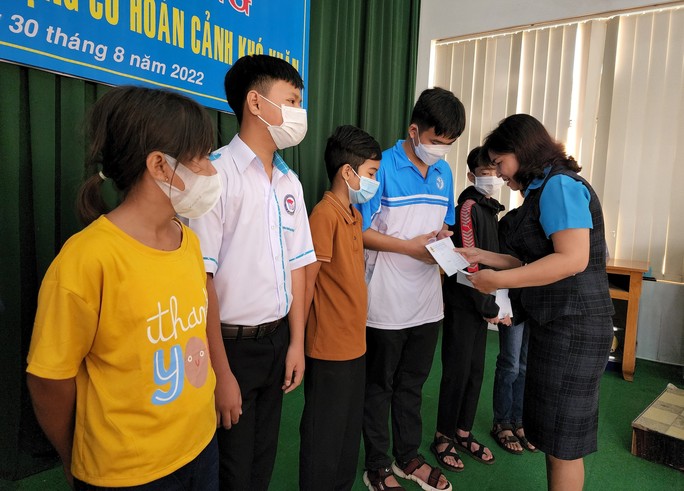 LĐLĐ Đắk Lắk trao học bổng cho học sinh có hoàn cảnh khó khăn - Ảnh 2.
