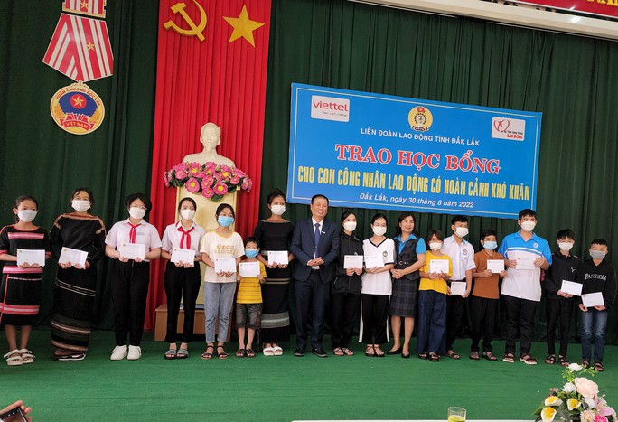 LĐLĐ Đắk Lắk trao học bổng cho học sinh có hoàn cảnh khó khăn - Ảnh 1.