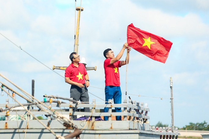 10.000 lá cờ Tổ quốc đến với ngư dân Nam Định - Ảnh 16.
