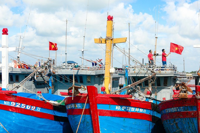 10.000 lá cờ Tổ quốc đến với ngư dân Nam Định - Ảnh 18.