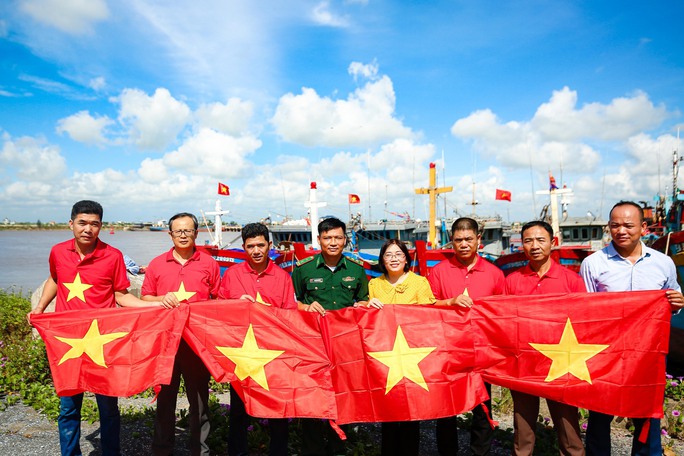 10.000 lá cờ Tổ quốc đến với ngư dân Nam Định - Ảnh 20.
