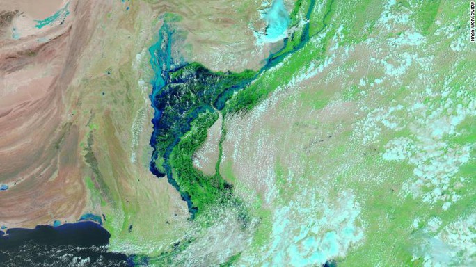 Đáng sợ như lũ lụt Pakistan: Từ đồng bằng thành hồ nội địa rộng 100 km - Ảnh 1.