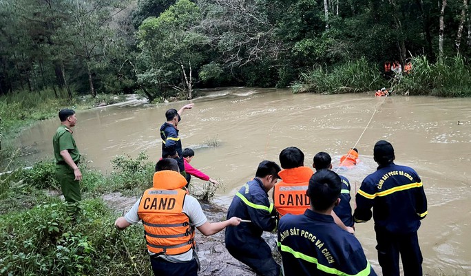 Giải cứu 10 người mắc kẹt trong rừng do lũ dữ ở Lâm Đồng - Ảnh 1.