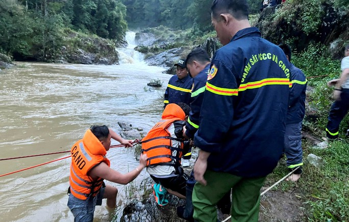 Giải cứu 10 người mắc kẹt trong rừng do lũ dữ ở Lâm Đồng - Ảnh 2.
