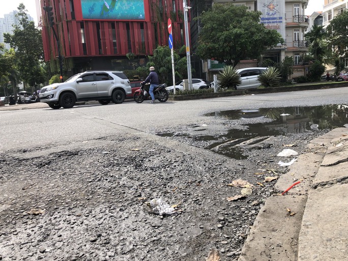 CLIP: Choáng với những vết lõm trên đường Nguyễn Thị Thập, quận 7 - Ảnh 1.