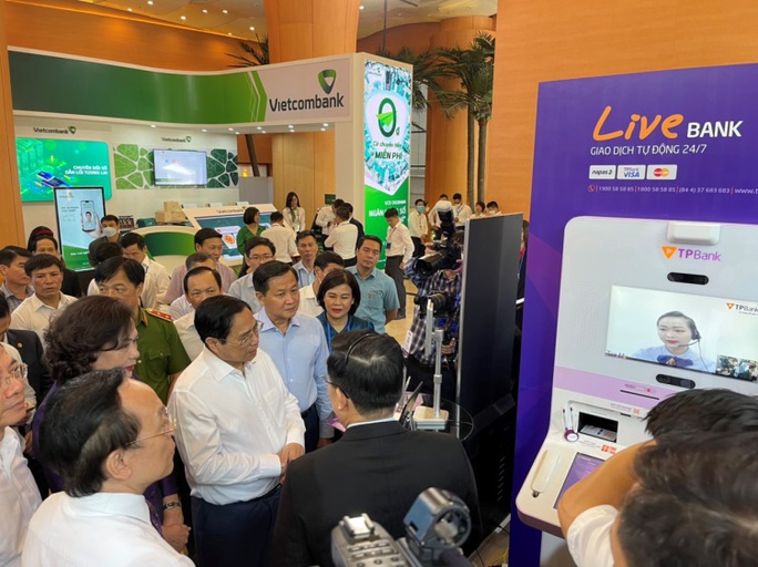 TPBank đón Thủ tướng Chính phủ tham quan, trải nghiệm LiveBank - Ảnh 1.