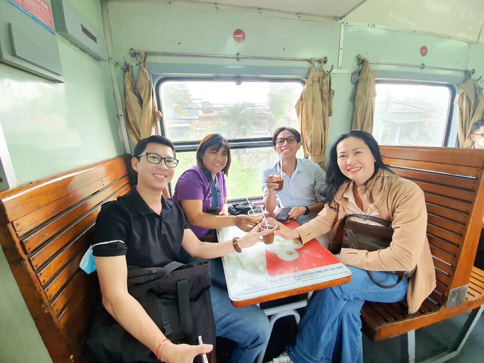 Chết mê tour du lịch bằng tàu hỏa đầu tiên giữa TP HCM - Đồng Nai - Ảnh 1.