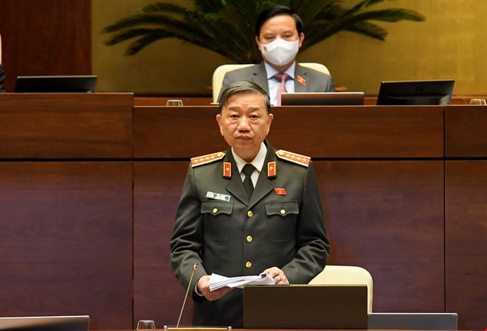 Bộ trưởng Tô Lâm và Bộ trưởng Nguyễn Văn Hùng trả lời chất vấn - Ảnh 1.
