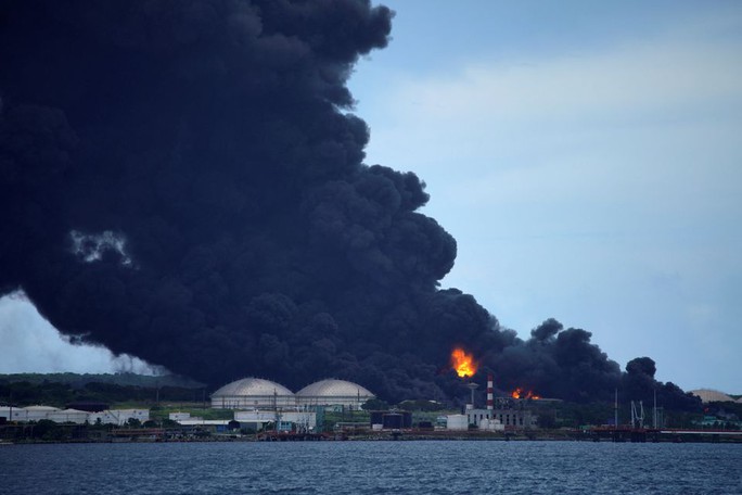 Cảng nhiên liệu Cuba cháy như địa ngục, 6 nước hợp lực cứu hỏa - Ảnh 2.