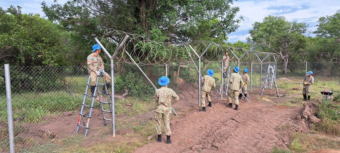 Cận cảnh Đội Công binh Việt Nam xây dựng hàng rào bảo vệ - Ảnh 8.