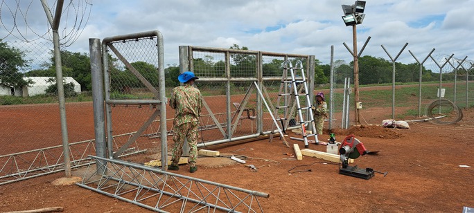 Cận cảnh Đội Công binh Việt Nam xây dựng hàng rào bảo vệ - Ảnh 19.