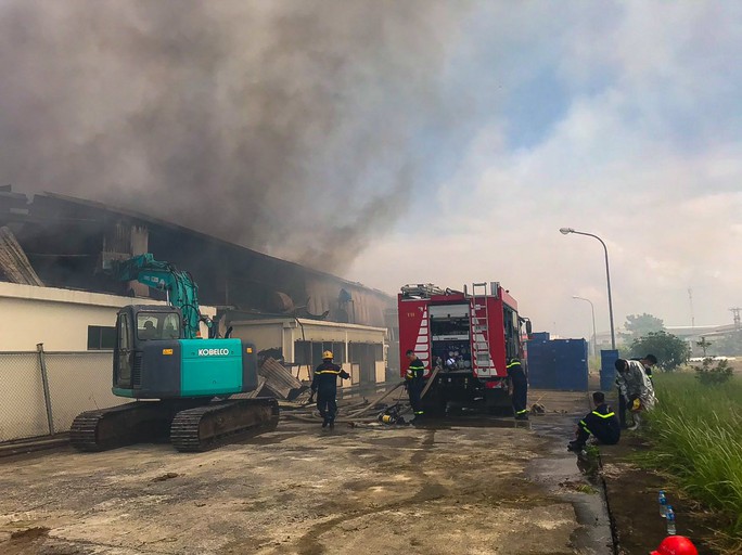 Cháy lớn xưởng rộng gần 5.000 m2 tại khu công nghiệp - Ảnh 1.