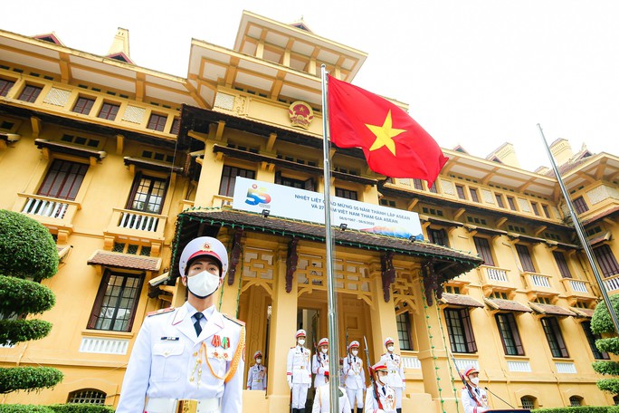 Trang trọng Lễ thượng cờ kỷ niệm 55 năm thành lập ASEAN - Ảnh 4.