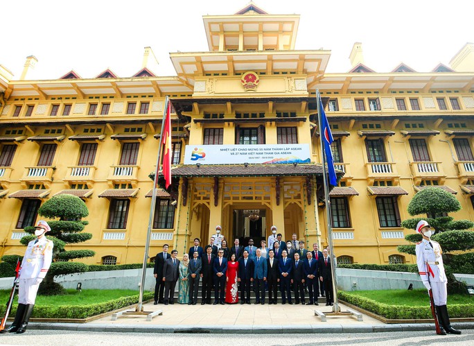 Trang trọng Lễ thượng cờ kỷ niệm 55 năm thành lập ASEAN - Ảnh 1.