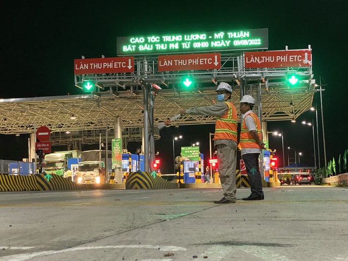 CLIP: Ngày đầu thu phí, tuyến cao tốc Trung Lương - Mỹ Thuận khá vắng vẻ - Ảnh 4.