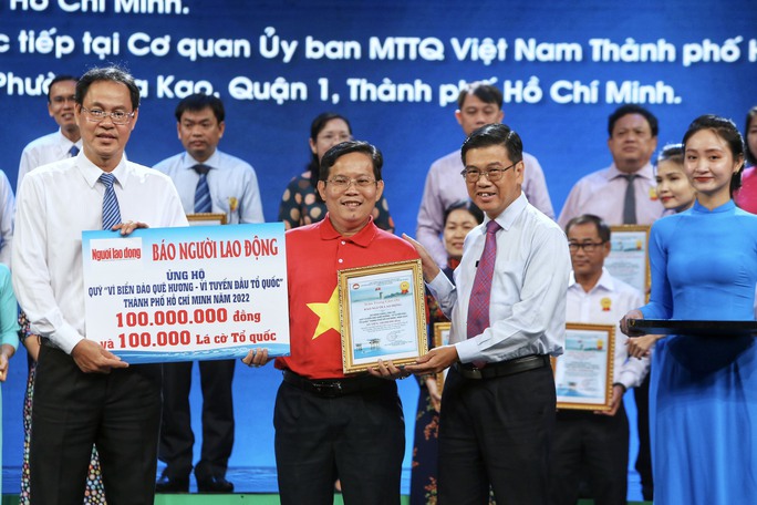 Báo Người Lao Động ủng hộ Quỹ “Vì biển đảo quê hương - Vì tuyến đầu Tổ quốc” TP HCM - Ảnh 3.